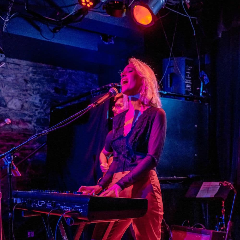 Phoebe Katis – R&B