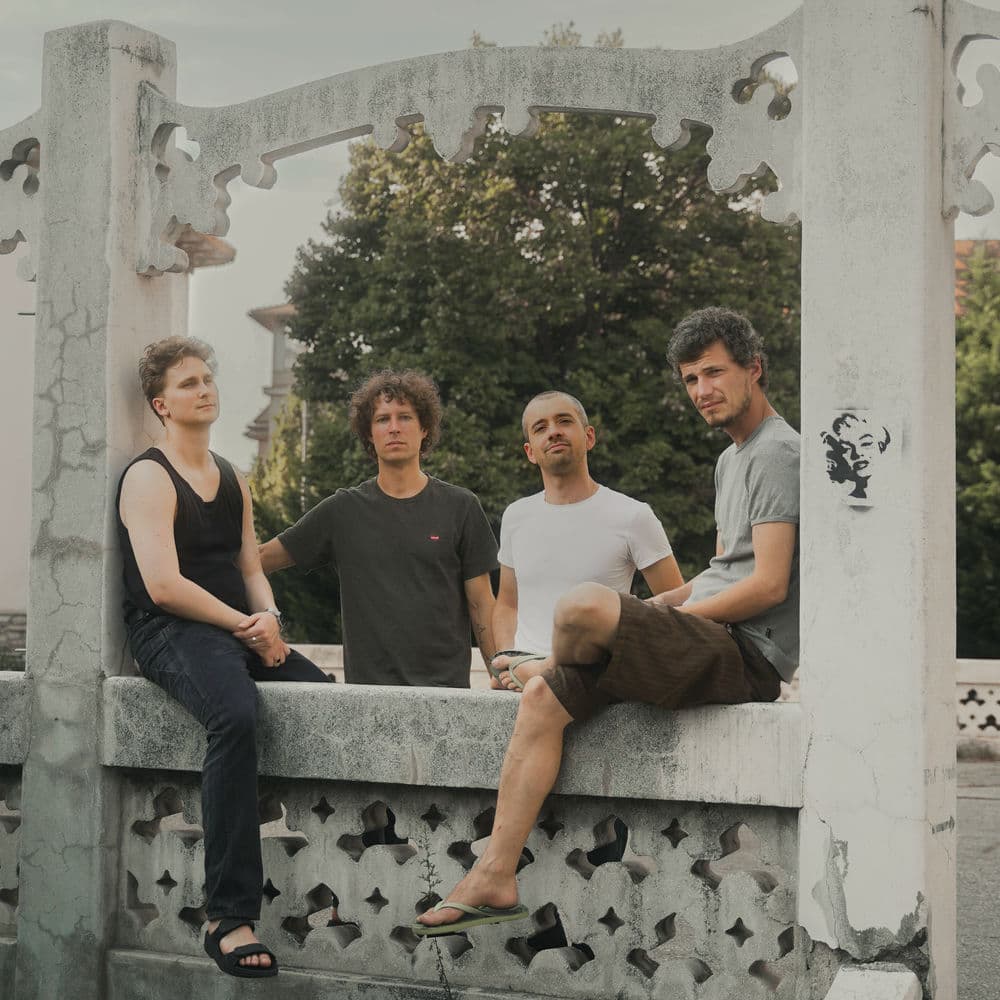 Brothers Moving – Rock