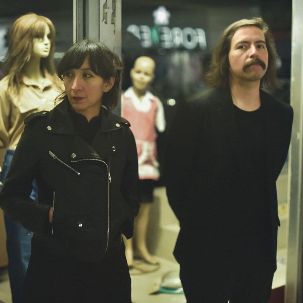 Lorelle Meets The Obsolete – Indie Rock