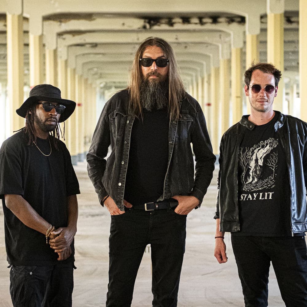DEADLY SHAKES – Rock