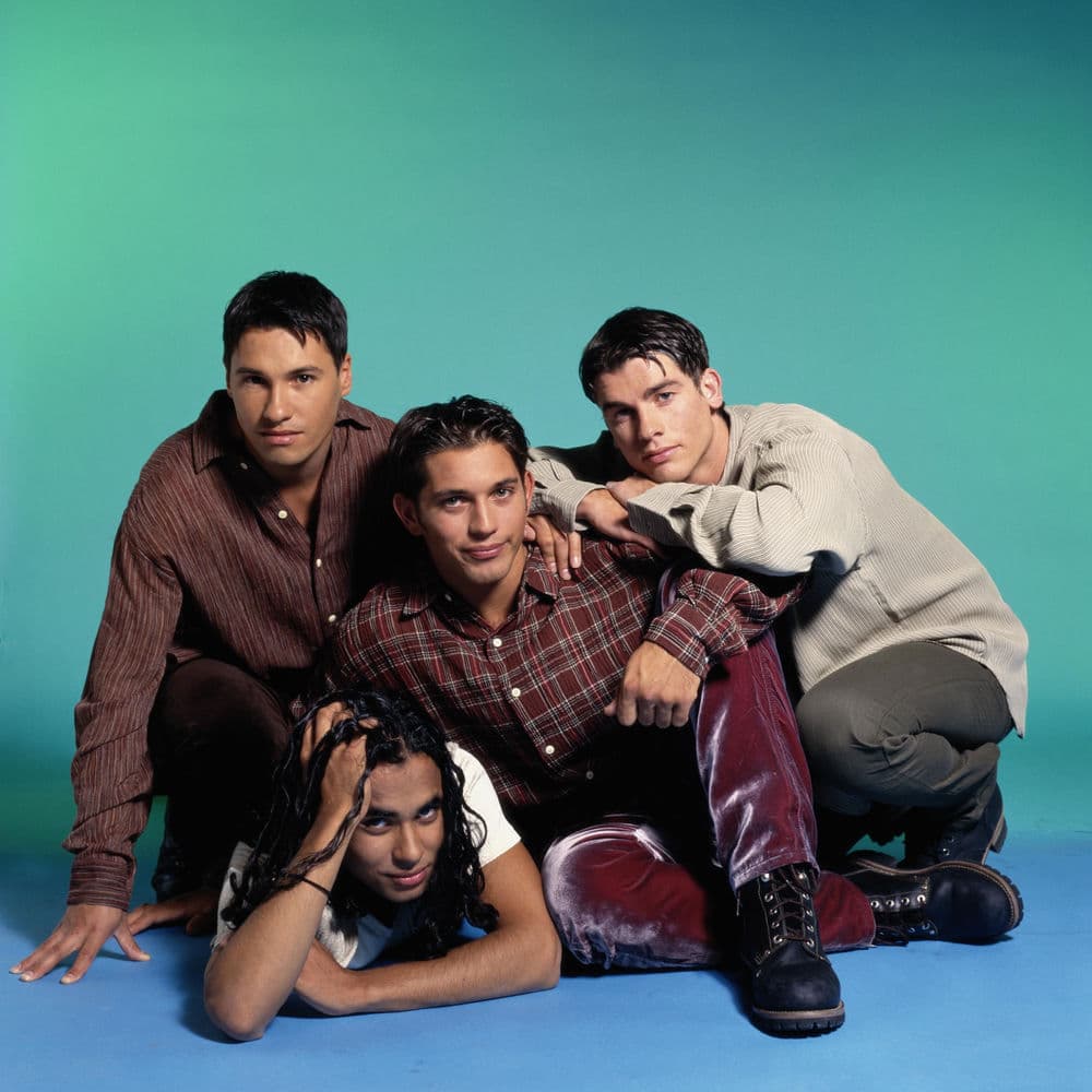 WORLDS APART – Pop
