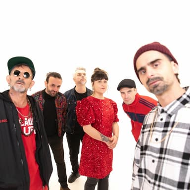 LA CAFETERA ROJA
