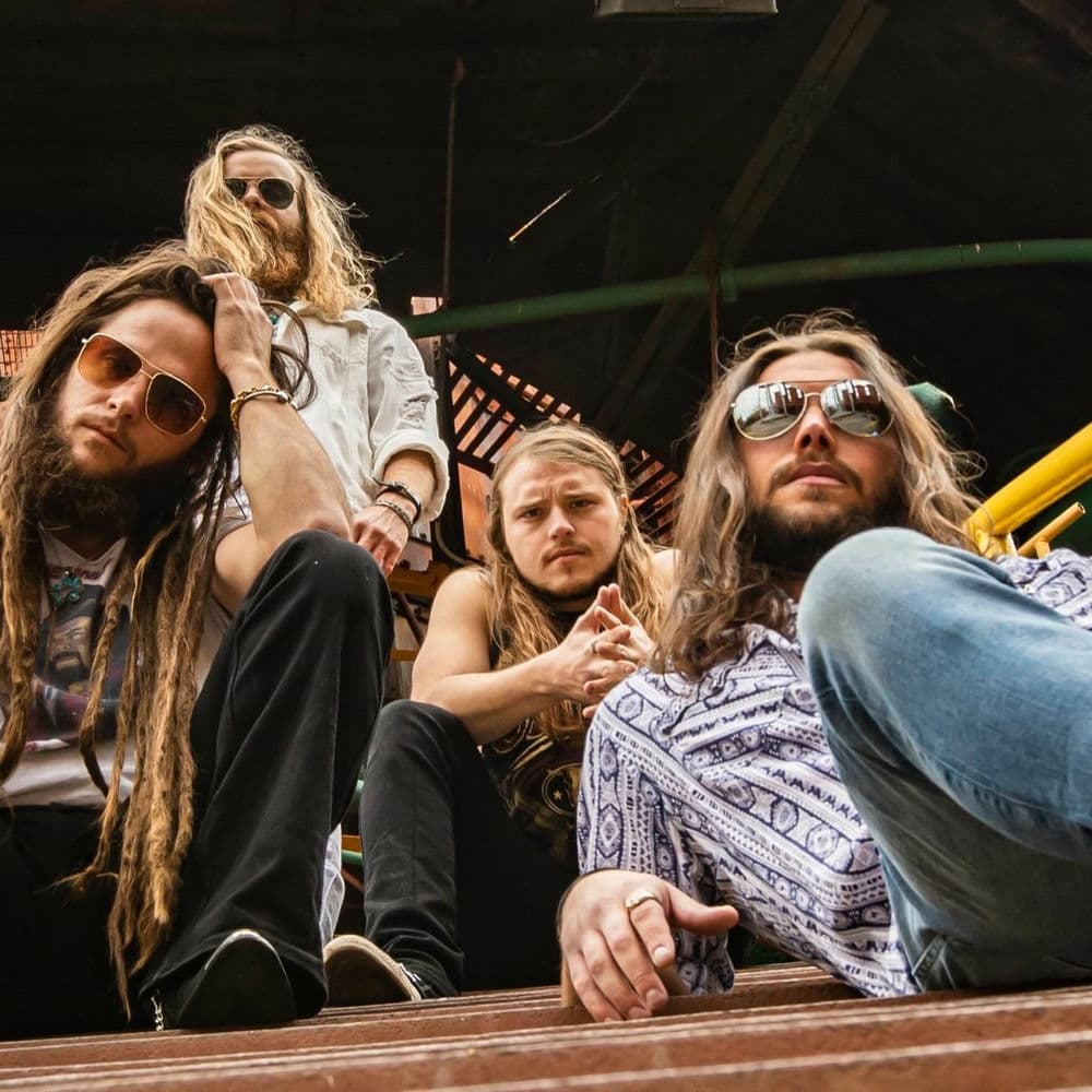 Them Dirty Roses – Country