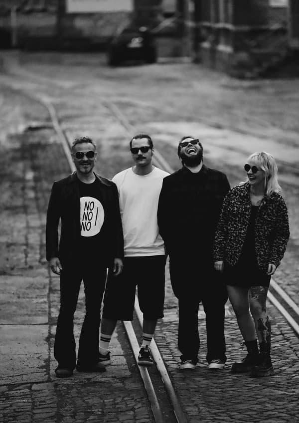 Kurz vor der Sonne – Rock