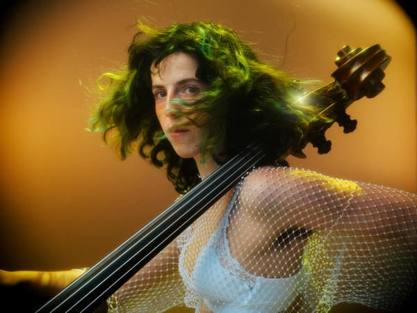 LOUISE KNOBIL – Pop