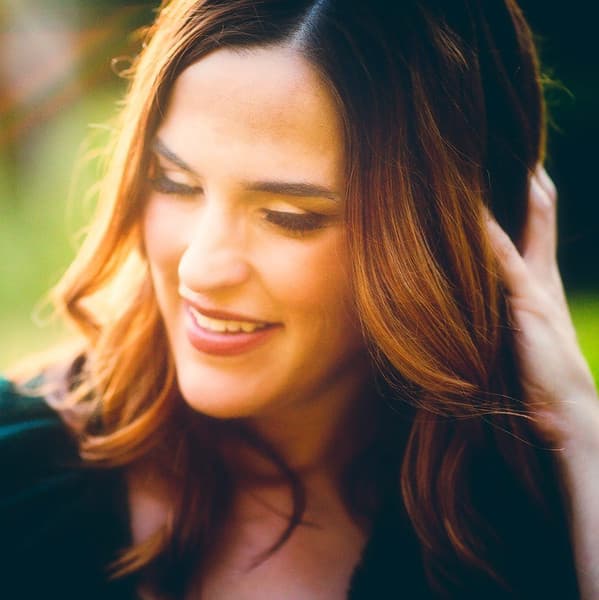 Juliet Lloyd – Singer-Songwriter